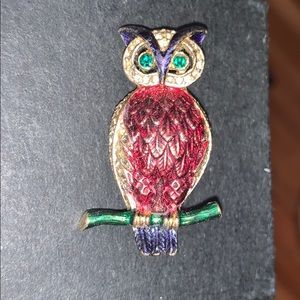 Gold tone Owl pin/brooch